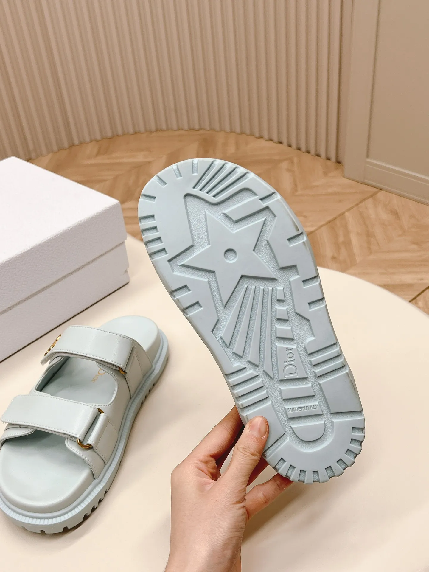 👟👟Ex-factory price 460👟👟 DIOR classic sandals This mixed sheepskin DiorAct sandal is fashionable. Paired with an insole that fits the shape of your foot, it's made of exceptionally lightweight and comfortable leather. The upper straps are fastened with Velcro and are decorated with a gold-finish metal "Dior" logo, which complements the style design. These sandals add a modern edge to any look.  🌟Fabric: Imported mixed sheepskin 🌟Lining: Imported sheepskin 🌟Outsole: TPU original outsole 🌟Code number: 35-42 (41 42 customized, non-returnable)